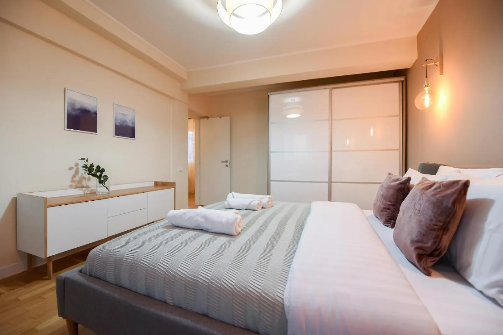 Explore And Relax: Your Ideal 2Br Apartment On Calea Victoriei Βουκουρέστι